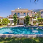 ölüdenizde Geniş Bahçe özel Havuzlu Royal 11 Villa Fethiye