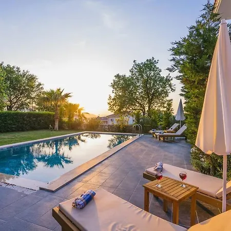 Oeluedenizde Genis Bahce Oezel Havuzlu Royal 11 فيلة