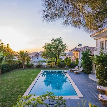 Villa Oeluedenizde Genis Bahce Oezel Havuzlu Royal 11 *