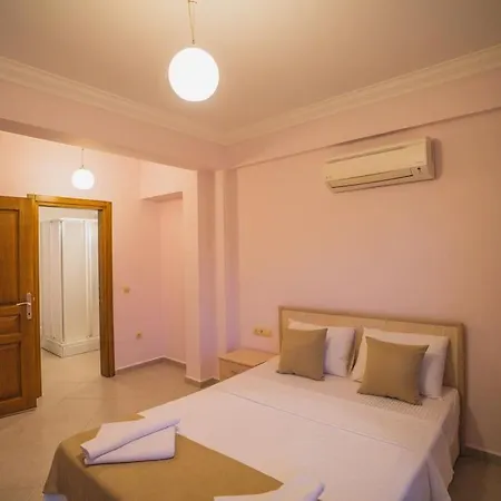 Villa Oeluedenizde Genis Bahce Oezel Havuzlu Royal 11